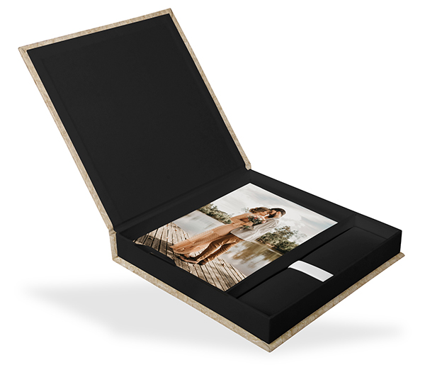 USB-Klappschachtel 20 x 20 cm, mit Bildausschnitt, Innenschachtel& Inlay schwarz USB-Klappschachtel 20 x 20 cm, mit Bildausschnitt, Innenschachtel& Inlay schwarz