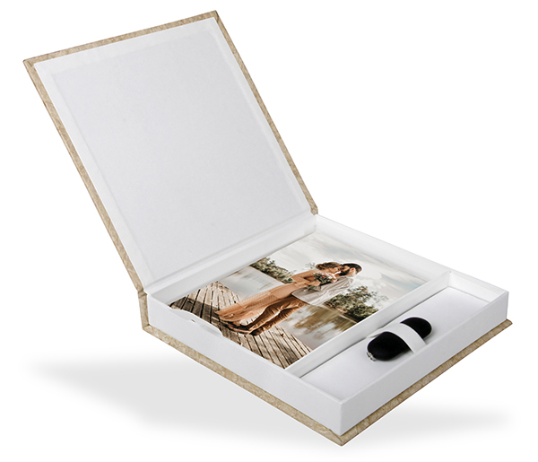USB-Klappschachtel 20 x 20 cm, mit Bildausschnitt, Innenschachtel & Inlay weiß USB-Klappschachtel 20 x 20 cm, mit Bildausschnitt, Innenschachtel & Inlay weiß